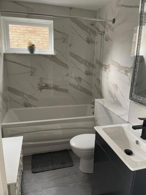 Lovely 1-bedroom In Apartment London